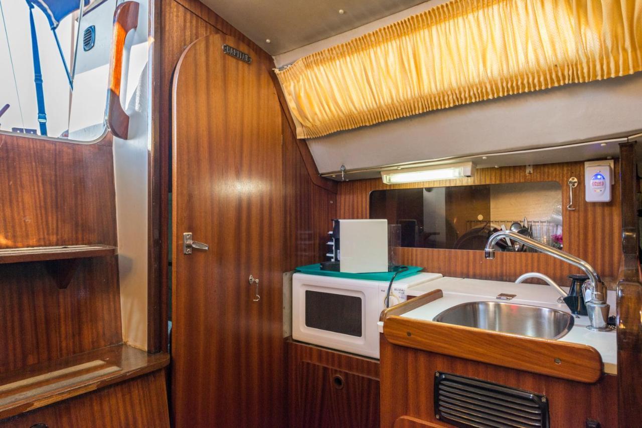Pequeno Velero En Port Forum Ideal Para Backpackers Sant Adrià de Besòs Esterno foto